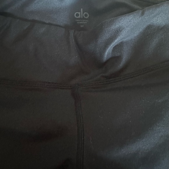 Like new ALO  leggings with scrunching leg detail - Picture 3 of 3